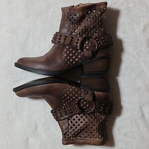 Very Volatile Deluxe Studded Women Harness Booties Size 6